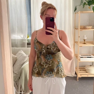 Topp - Jättesöt topp i väldigt luftigt material i storlek XS. 50kr + frakt 🪴
