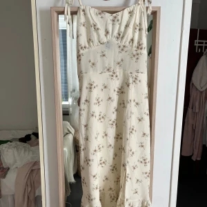 Blommig sommarklänning med volang - Söt klänning från shein som blivit för liten storlek XS knappt använd 50kr + frakt