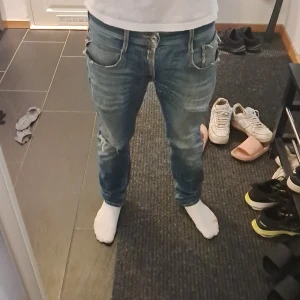 Replay Anbass blå jeans herr - Sjukt snygga replay anbass jeans med slitningar! Tveka inte med frågor, pris ej hugget i sten🪨                                                                   ✅️W31 L32  |  ❌️Nypris:1 500  ✅️Mitt pris:639