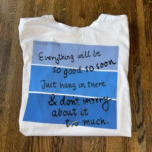 Vit t-shirt med blå print från Reserved - Vit t-shirt med tryck från Reserved i storlek XS men passar även S. Använd ett fåtal gånger.