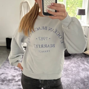 Sweatshirt med tryck - Fin ljusblå tröja med tryck på. Köpt på Gina för ett tag sedan men är i mycket bra skick. Använder inte längre därav säljer jag. Kontakta vid intresse🩵