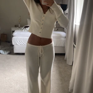 mjukis set från gina tricot - super skönt set från gina. koftan kan absolut användas som vanlig tröja. helt nytt men råkade dra bort prislappen från koftan så kan inte skicka tillbaka. egna bilder. koftan är i XS o byxorna S. nypris 660 
