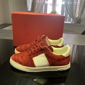 Valentino flycrew röd - Storlek 38,5-39 schyssta dojjor för snällt pris, box följer med 🤗