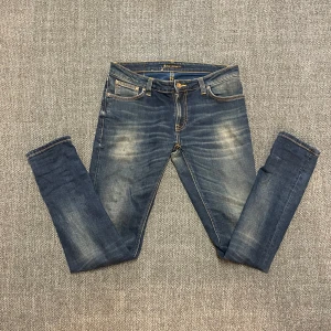 Nudie jeans - Tja, vi säljer nu dessa feta nudie jeans i storlek W31 L32, dem har en väldigt snygg fade och modellen på dessa jeans heter skinny Linn, men dem sitter som normala slim jeans, dem har 2 medel små hål mellan benen men dem syns inte alls vid användning. Priset kan diskuteras vid snabb affär.