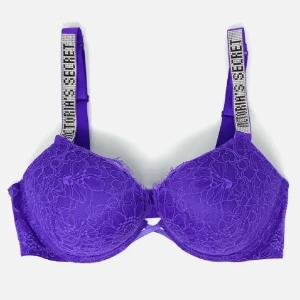 Lila spets-bh från Victoria's Secret - Superfin lila bh från Victoria's Secret med blommig spets och glittriga axelband där märkesnamnet står i stenar. Axelbanden är justerbara och kuporna har en snygg form. Perfekt för dig som vill ha något extra snyggt under kläderna. MÖTS GÄRNA UPP💞
