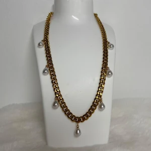 Kedjehalsband med pärlor Maria Nilsdotter inspirerat halsband - Handgjort kedjehalsband. Kedjan är 7mm bred och 45cm lång. Allt i rostfritt stål förutom pärlorna. Fast pris satt efter materialkostnader och tillverkning. Köp gärna via köp nu, snabb leverans.