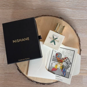 Nishane Hacivat X - Ca 45ml kvar av 50ml. Inga defekter varken till juicen eller förpackningen. Förvarad i rumstemperatur och mörkt. Haft den sedan i februari.