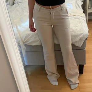 Beiga kostymbyxor från design by si - Snygga beiga kostymbyxor från design by si storlek xs. I fint skick andvända 2 gånger💗