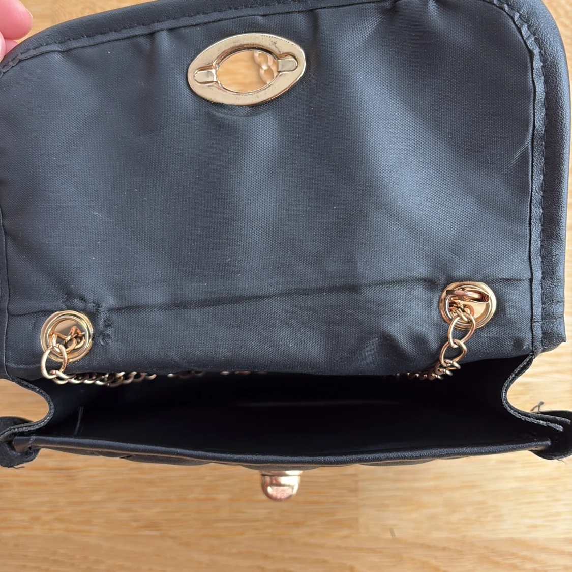 Svart quiltad axelväska med guldkedja - 2