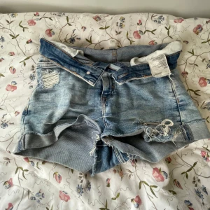 Gulliga shorts från H&M😌 - Säljer dessa super gulliga shorts från hm! Köpta för 2 år sedan, inga defekter💕 De är högmidjade, men jag gillar att vika ner dem❣️ pris går att diskutera och strl är 34, men jag skulle säga 32/34😌 kontakta för mer frågor och tryck gärna på köp nu🤭