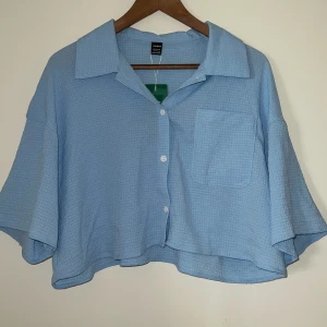 Ljusblå croppad skjorta från SHEIN - Snygg ljusblå croppad skjorta från SHEIN 