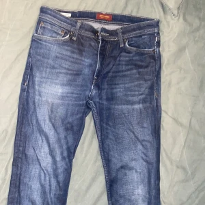 Blå jeans från Jack & Jones - Säljer dessa snygga byxor från jack n jones. Väldigt bra skick då jag tagit hand om dem och ej använt dom mycket. Ord pris 1000kr. Strl: W31, L32