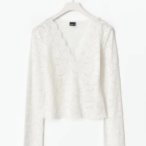 Vit spetsblus från Gina Tricot XS - Superfin vit blus i spets från Gina Tricot med v-ringning och långa ärmar. Blusen har omlottkänsla och är figurnära med snyggt blommigt spetsmönster. Säljer för att den inte kommer till användning, använt 1-2 gånger 💕