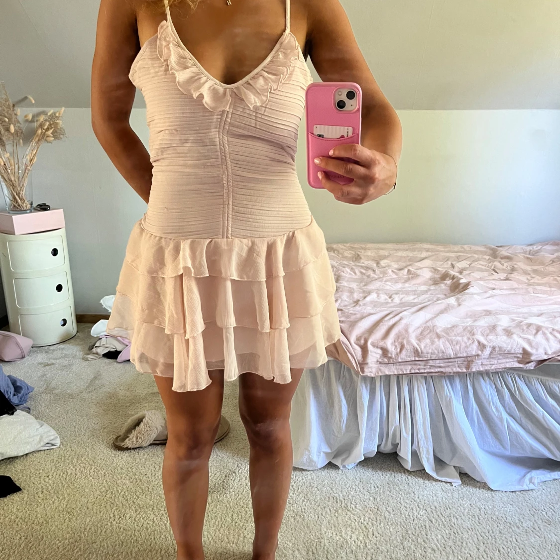 Ljusrosa volangklänning med smala axelband - 2