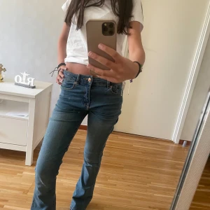 Mörkblå bootcut jeans - Mörkblåa bootcut jeans från Lager 157. De är midwaist och i storlek XXS