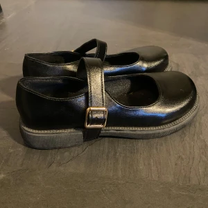 Mary Jane lolita skor - Supersöta svarta Mary Jane lågskor med rund framsida. Är endast använda en gång så i bra skick