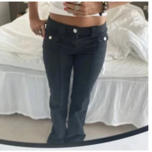 Svarta bootcut byxor - Snygga svarta byxor med bootcut-modell och låg midja. Skriv för funderingar ❤️