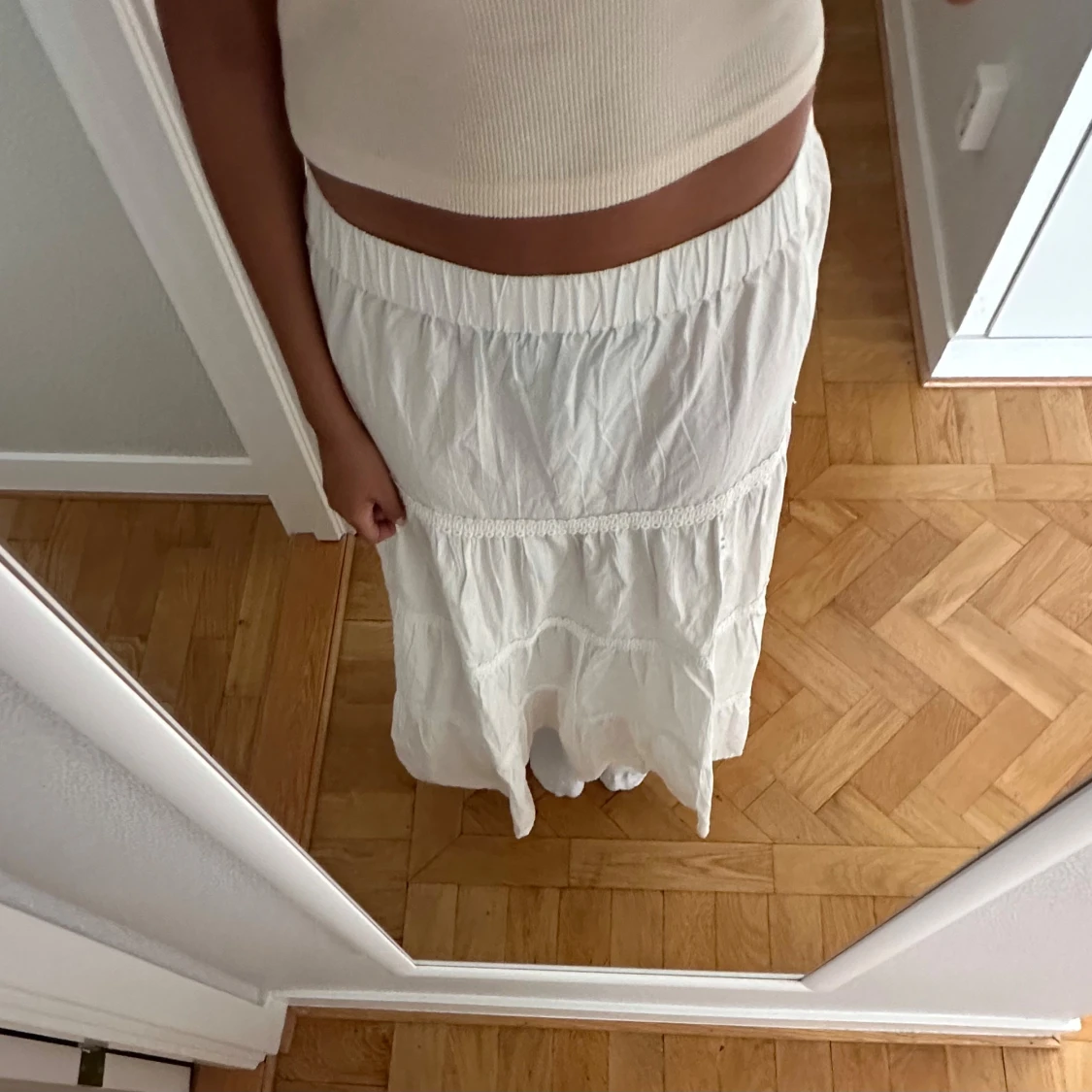 Vit långkjol med spetsdetaljer