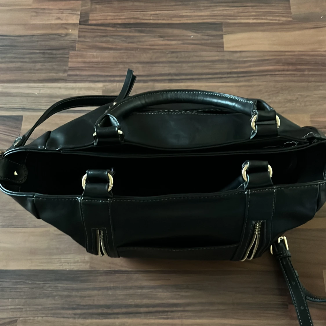 Svart axelväska med dragkedjor - 2