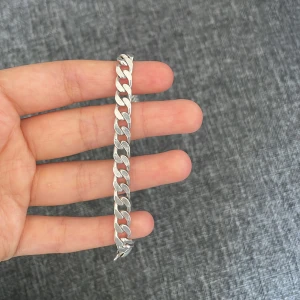 Kedjearmband i äkta silver 925 - Snyggt kedjearmband i äkta 925 sterling silver med klassisk länkkedja och robust lås. 20 cm äkta silver🫶🏼