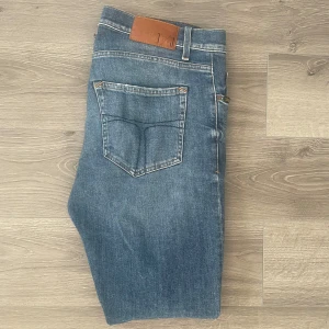 Blå Tiger of Sweden jeans Pistolero 32/34 - Snygga blå jeans från Tiger of Sweden i väldigt fint skick. Inga hål eller defekter. Jeansen är i modellen Pistolero och är i storlek 32/34. Det är bara att höra av dig vid funderingar. Priset går att diskutera lite vid snabb affär✅🤩