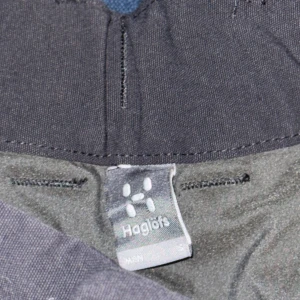 Svarta cargopants från Haglöfs - Svarta cargopants från Haglöfs med flera praktiska fickor och dragkedjor. Byxorna är tillverkade i slitstarkt material och har en modern, funktionell look. Perfekta för dig som gillar outdoor och vill ha något som både är snyggt och praktiskt. Splitter nya