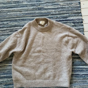 Beige stickad tröja från H&M XS - Mysig beige stickad tröja från H&M i storlek XS. Tröjan har en klassisk rund halsringning, ribbade muddar och är långärmad. Perfekt för lager-på-lager och chill dagar. Enkel och stilren design som funkar till det mesta.