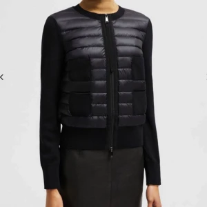 Svart cardigan jacka från Moncler - INTRESSEKOLL!!!!!! Snygg svart cardigan jacka från Moncler med quiltad front i dun och stickade ärmar. Jackan har tvåvägsdragkedja, rund hals och två fickor fram. Perfekt för lager-på-lager och ger en clean, sportig vibe. Äkta!!