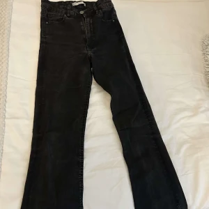 Svarta high waist jeans från Levi's - Säljer ett par svarta jeans från Levi's med hög midja och raka ben. Klassisk femficksmodell med knapp och dragkedja framtill. Jeansen är i ett mjukt denimtyg och passar perfekt till en avslappnad stil.