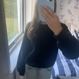 Svart sweatshirt från Gina Tricot - En enkel svart sweatshirt från Gina Tricot, basically basics-kollektionen. Tröjan har rund hals, långa ärmar och en loose passform. Mjuk insida och ribbade muddar vid ärmslut och nederkant. Använt fåtal gånger💗