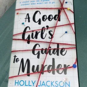 A Good Girl's Guide to Murder - En spännande thriller om Pippa som gräver i ett gammalt mordfall för sitt skolprojekt. Perfekt för dig som gillar mysterier, hemligheter och att följa smarta unga huvudpersoner på jakt efter sanningen.