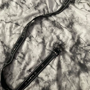 Bälte - Bälte som är 95cm lång (är inte från shein men vet inte vart ifrån)