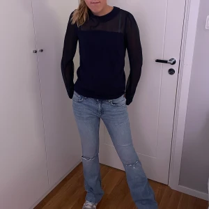 Mörkblå blus! - En långärmad mörkblå blus! Tunt material och en söt krage. Knapp i nacken och längst ner vid handlederna! Bra skick! 💗