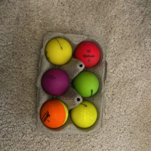 Special bollar från olika märken  - Bilderna visar färgglada golfbollar från olika märken, inklusive Srixon, Wilson , accufli. Finns även i många fler färger och i fler märken! Vi säljer dessa för de låga priser av 210 för ett dussin och 120 för ett halvt dussin!