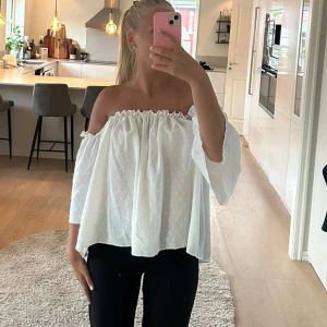 Vit offshoulder blus med vida ärmar - Säljer denna superfina vit offshoulder blus. Köpt på Plick så vet tyvärr inte vart den är ifrån. Storlek S men passar S-L då den är jätte strechig. Jättebra skick. Prisk kan diskuteras❤️
