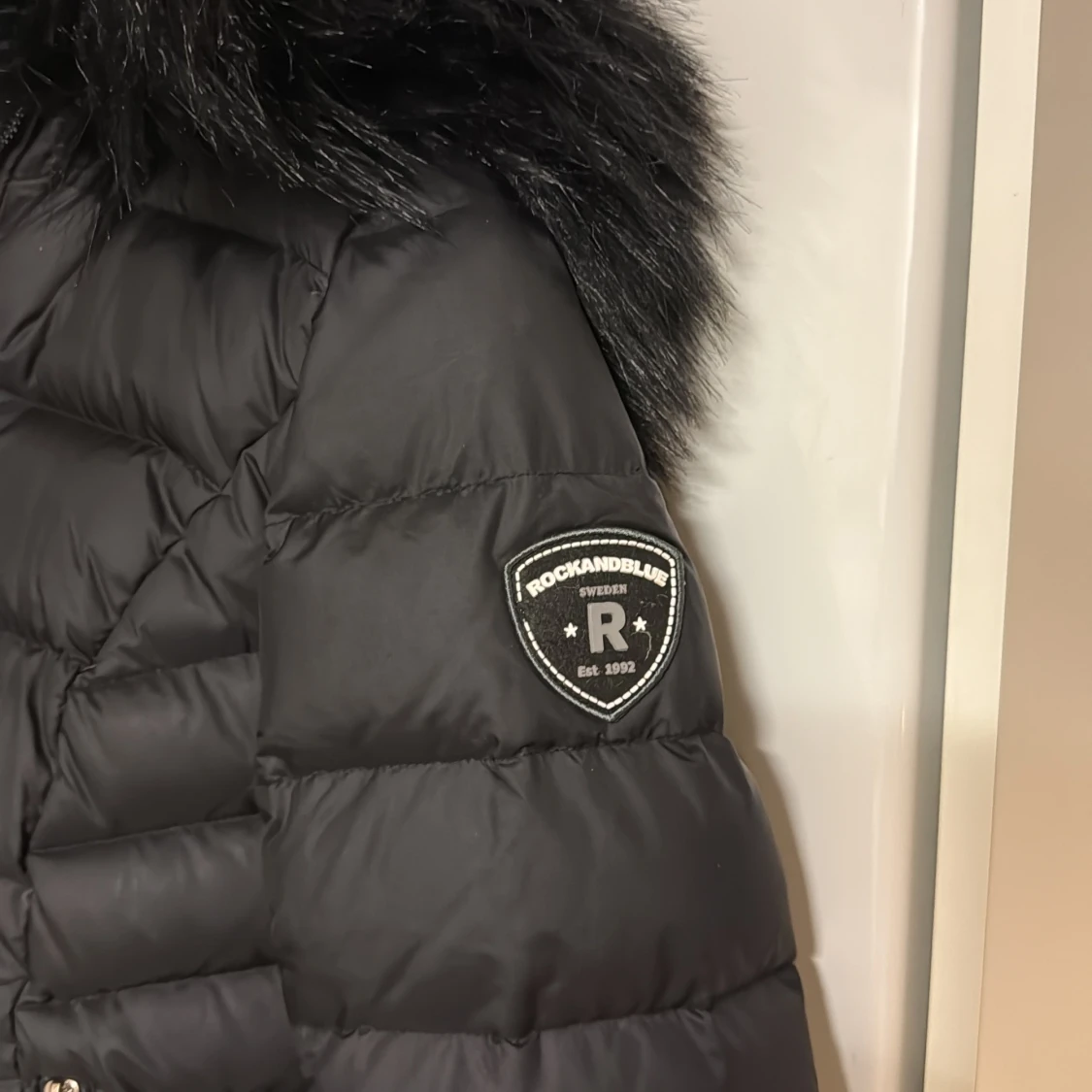 Svart dunjacka Rockandblue med fuskpäls - 1