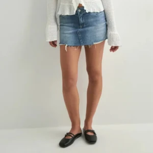  Low Waist Jeans Kjol - en jätte snygg blå jeans kjol från nelly som tyvärr inte kommer till någon användning. materialet är stretchigt och sitter perfekt på mig som annars har storlek 38! 💗