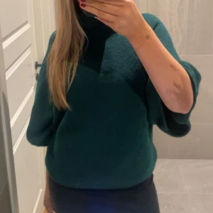 Stickad tröja - Mysig mörkgrön stickad tröja från Indiska. Men trekvarts ärmar och en krage/polo man kan vika själv💖