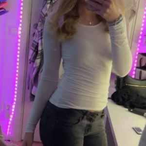 Vit långärmad tight tröja - Säljer en enkel och stilren vit långärmad tröja med tight passform. 🤍