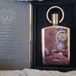Afnan Supremacy Not Only Intense parfym - Lyxig parfym från Afnan i modellen Supremacy Not Only Intense. Flaskan är metallisk roséguld med rundad form och ett stort runt lock. Levereras i elegant presentask med logotyp och detaljerad gravyr. Perfekt för dig som gillar exklusiva dofter och snygg design.