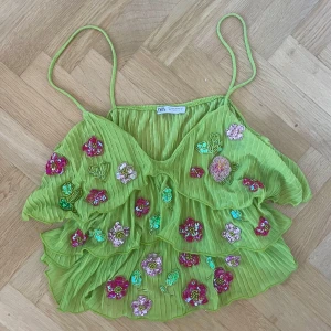Sequin top - Superfin top från Zara med tunna axelband och plisserat tyg. Toppen har volanger och är dekorerad av mig 💗💛💖