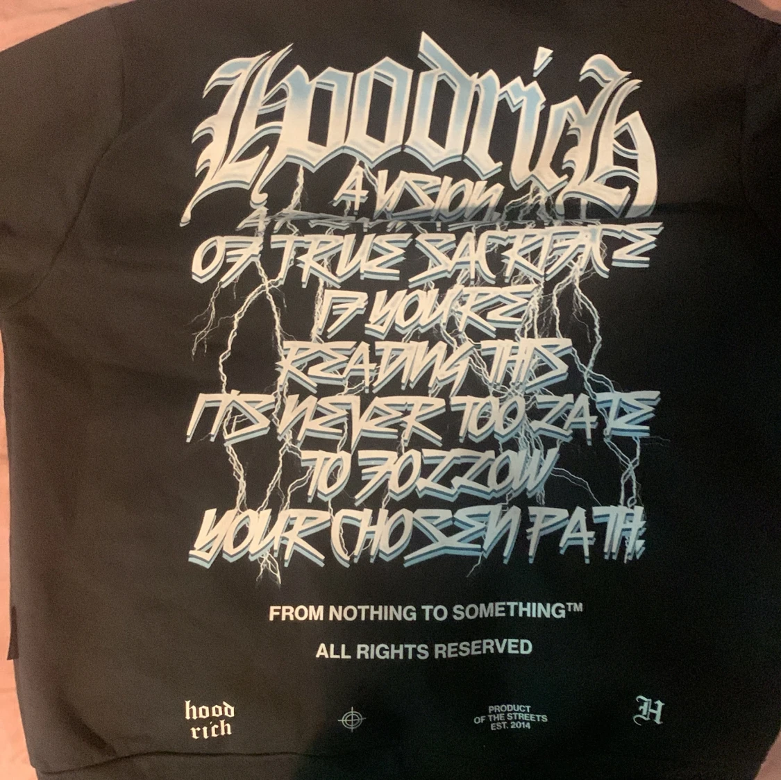 Svart hoodie från Hoodrich med tryck - 1