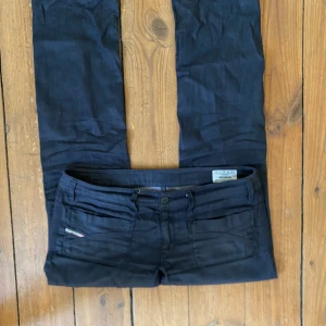 Vintage lågmidjade diesel jeans - Jättebra skick. Raka/ lite utsvängda. Säljer då de inte passar. Midjemåttet 44cm. W32 L30