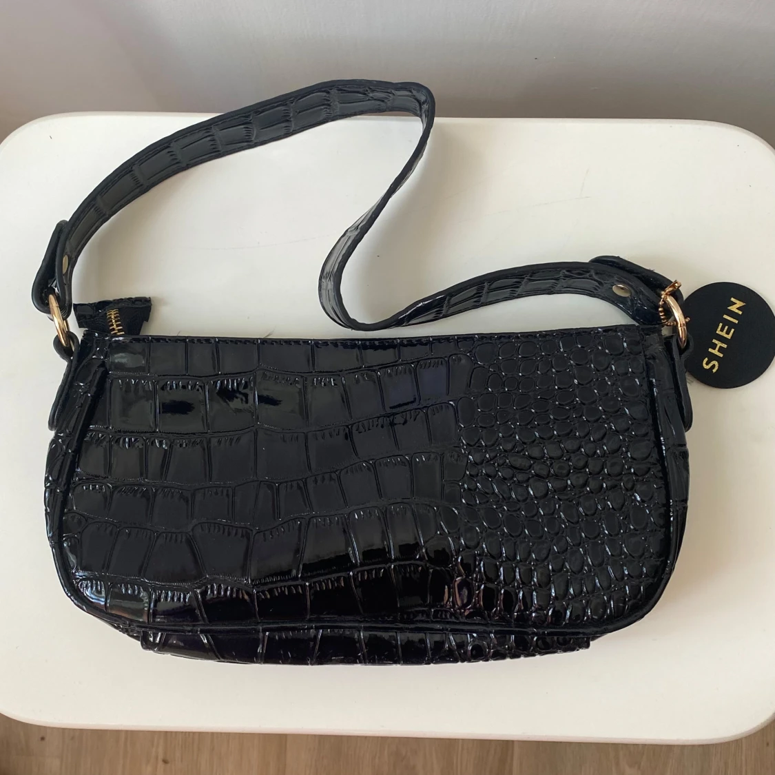 Svart axelväska i croco-look från SHEIN - 1