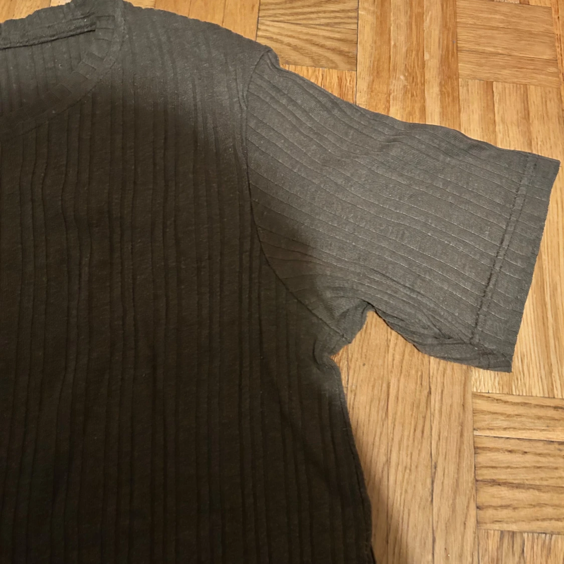 Olivgrön ribbad t-shirt från Brave Soul - 3