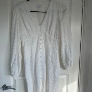 Vit kortklänning från Bubbleroom - Supersöt vit kortklänning som jag hade på studentkvällen. Använd och tvättad 1 gång😊