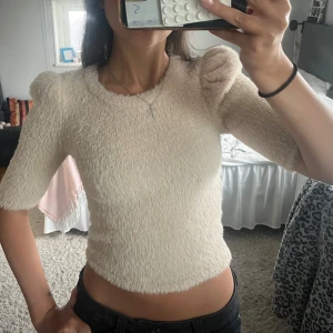 Beige fluffig topp från Bershka - Supermjuk och fluffig beige topp från Bershka med korta ärmar💕