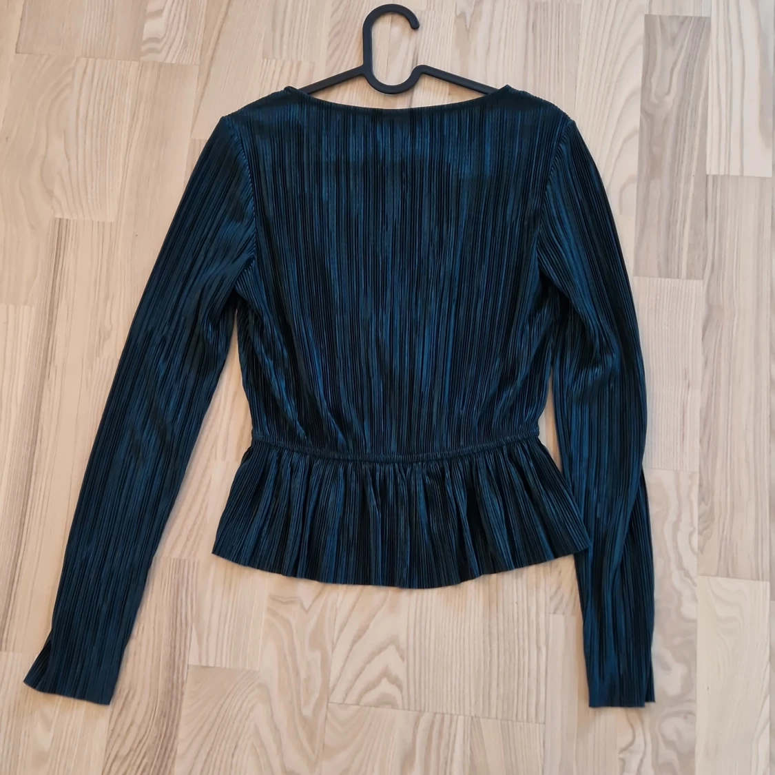 Mörkblågrön omlottopp med volang - 1