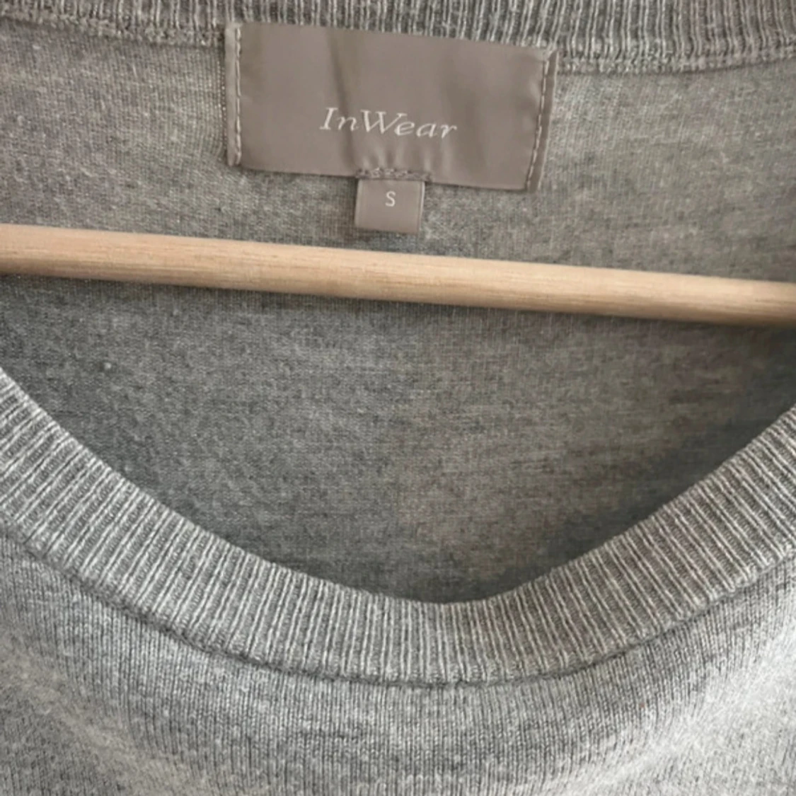 Grå stickad tröja med dragkedjor  - 3