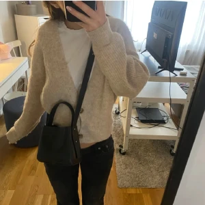 Gina väska - Skit snygg väska från Gina använd några gånget med inga difekter. Lånade bilder